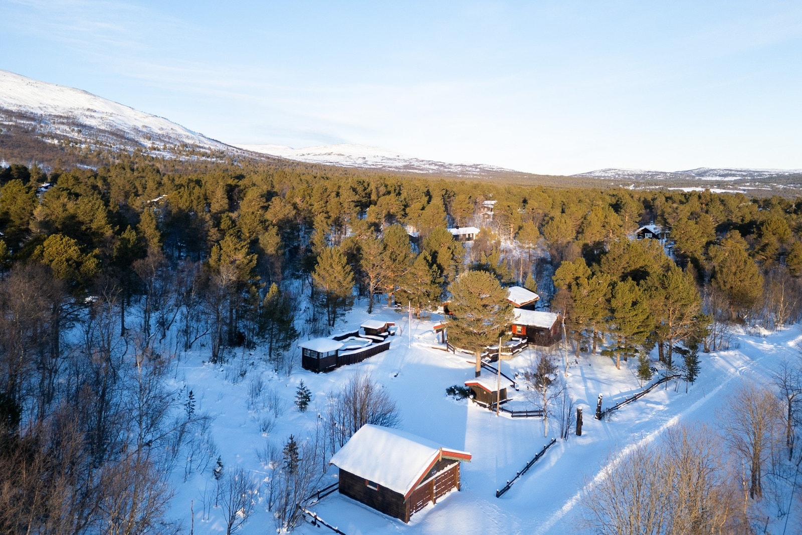 Om sommeren venter tur- og sykkelmuligheter i fjellheimen, mens hverdagen krydres av et rikt og aktivitetstilbud i nærområdet. Når snøen legger seg, har du eventyret rett utenfor døren. Galleribilde
