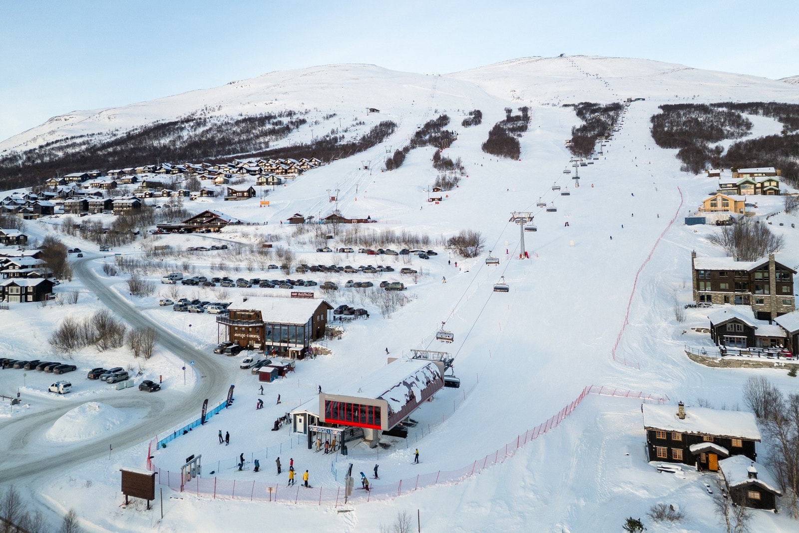 Oppdal har flere skianlegg som Vangslia og Stølen med opp til 13 heiser og 40 ulike nedfarst løyper i alle vanskelighetsgrader. Galleribilde
