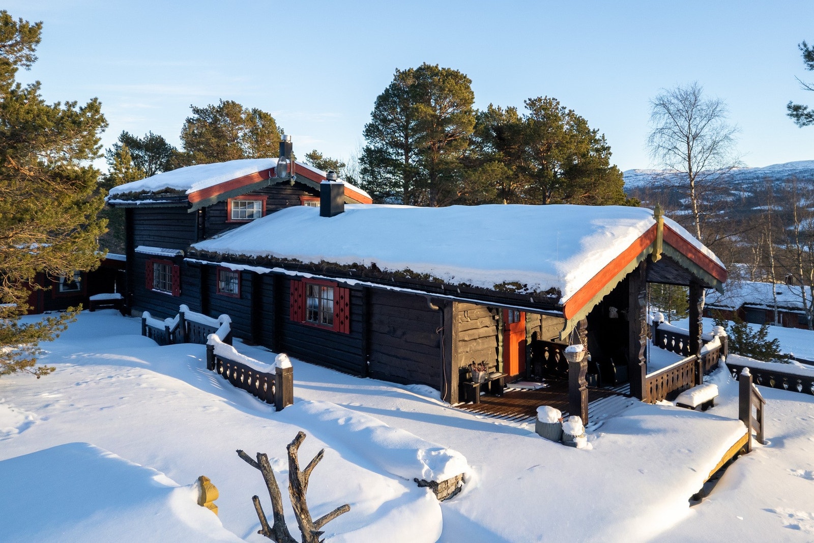 Eiendommen ligger skjermet fra støy og andre omgivelser, knappe 5-10 minutters kjøretur til Oppdal sentrum. Galleribilde