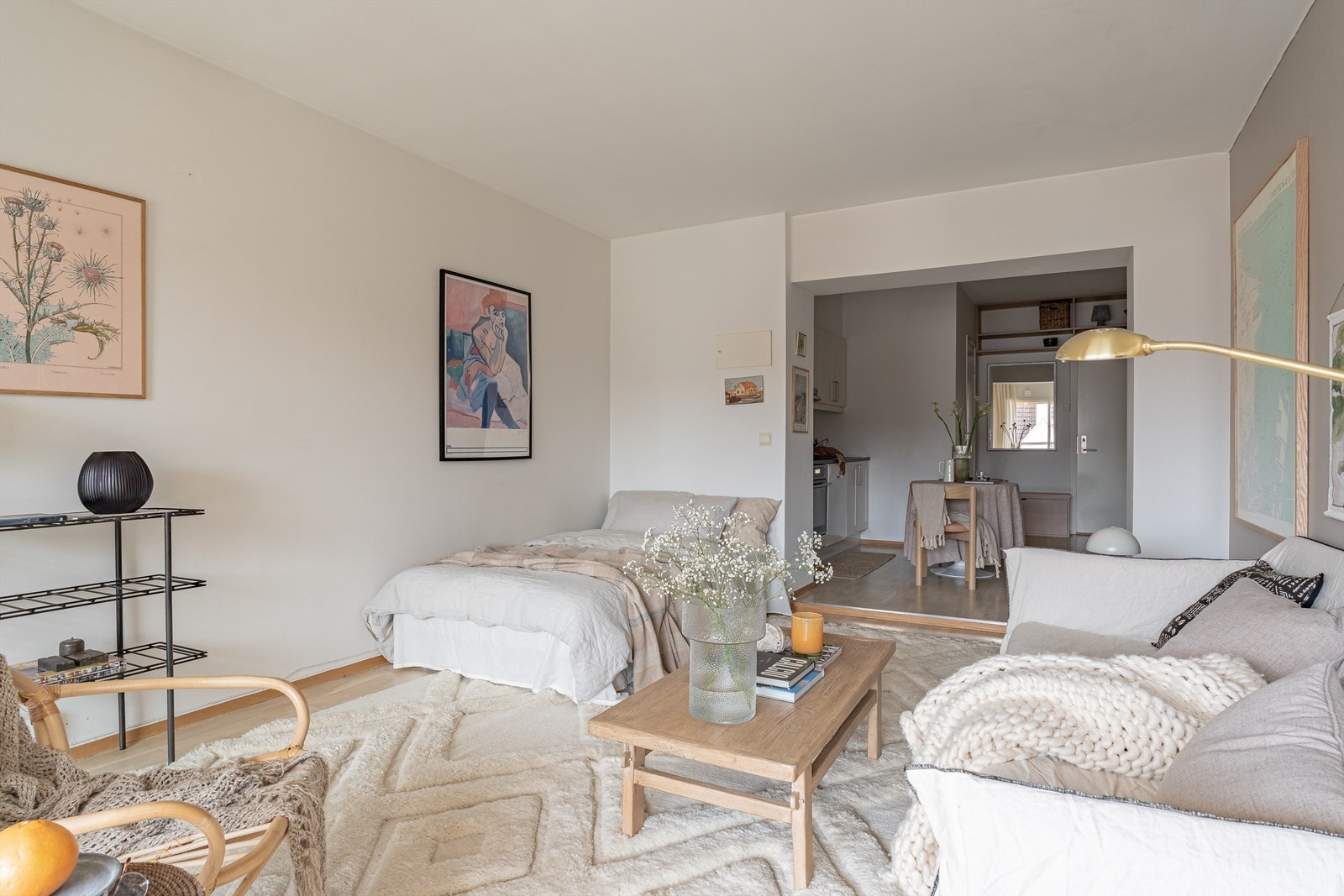 Leiligheten er holdt i lyse farger som gir et moderne preg. Galleribilde