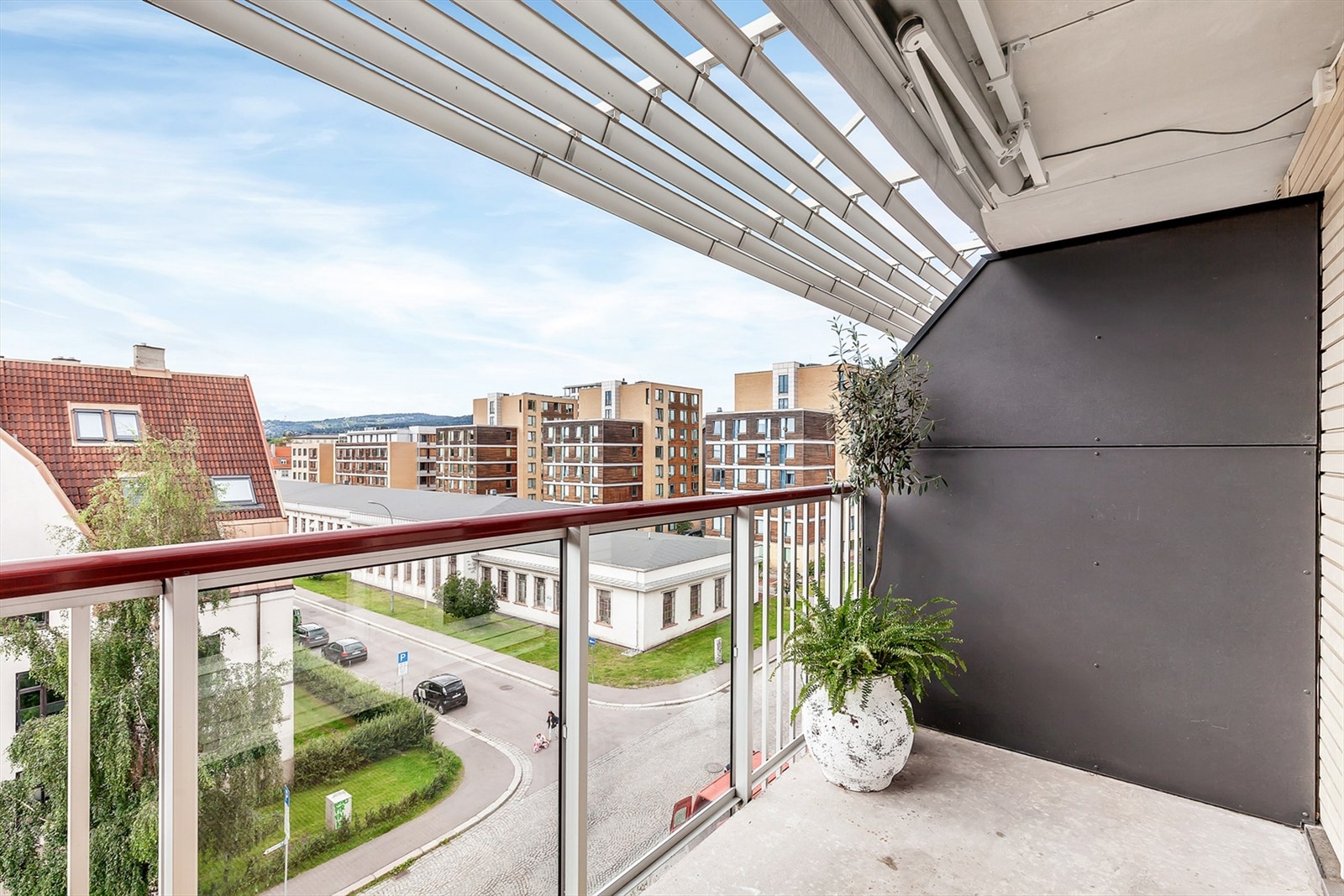 Balkongen er på 6 kvm og selger opplyser om sol fra ca kl 14 - 22 sommerstid. Galleribilde