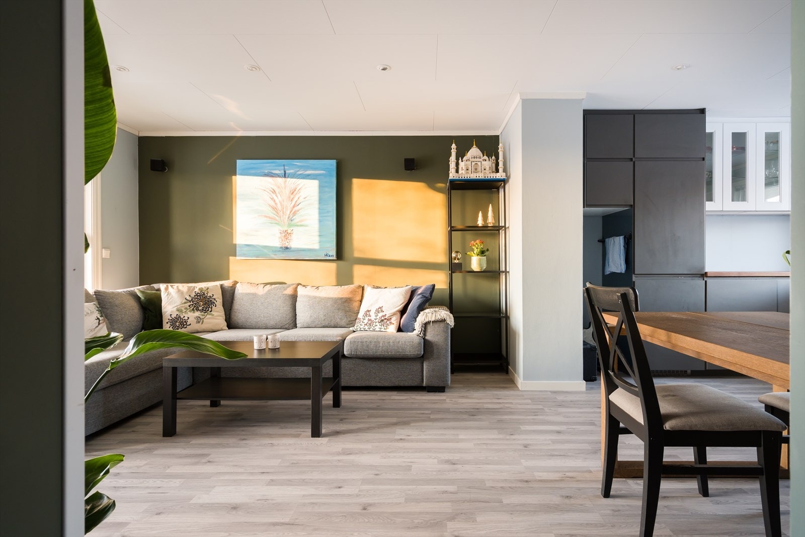 Det er åpen stue- og kjøkkenløsning med god plass til både sofa- og spisegruppe. Galleribilde