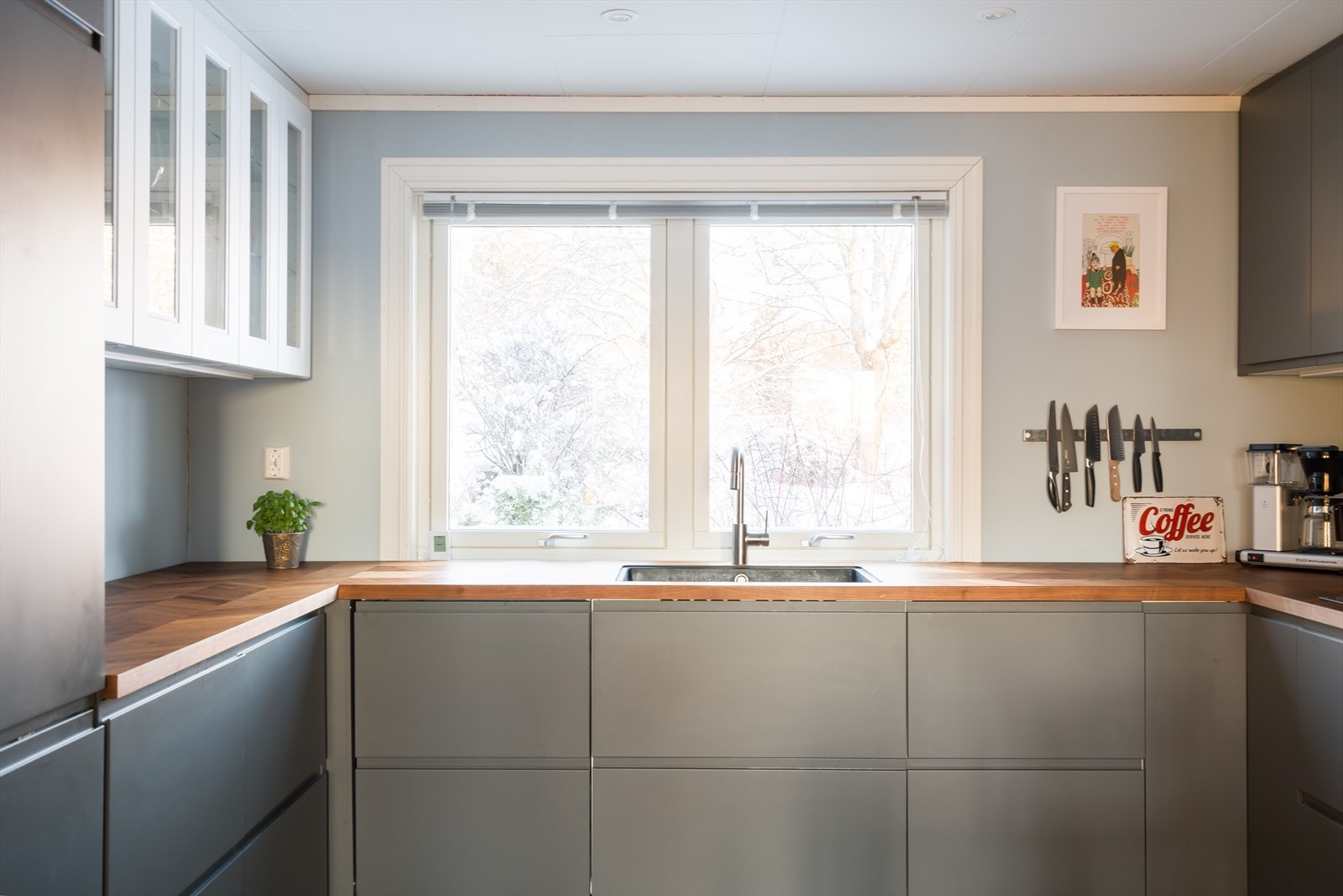 Stor vindu over kjøkkenbenk som gir rikelig med naturlig lysinnslipp. Galleribilde