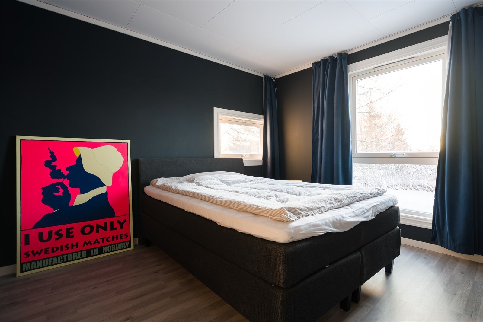 Stor og romslig soverom med god plass til dobbeltseng med tilhørende nattbord. Galleribilde