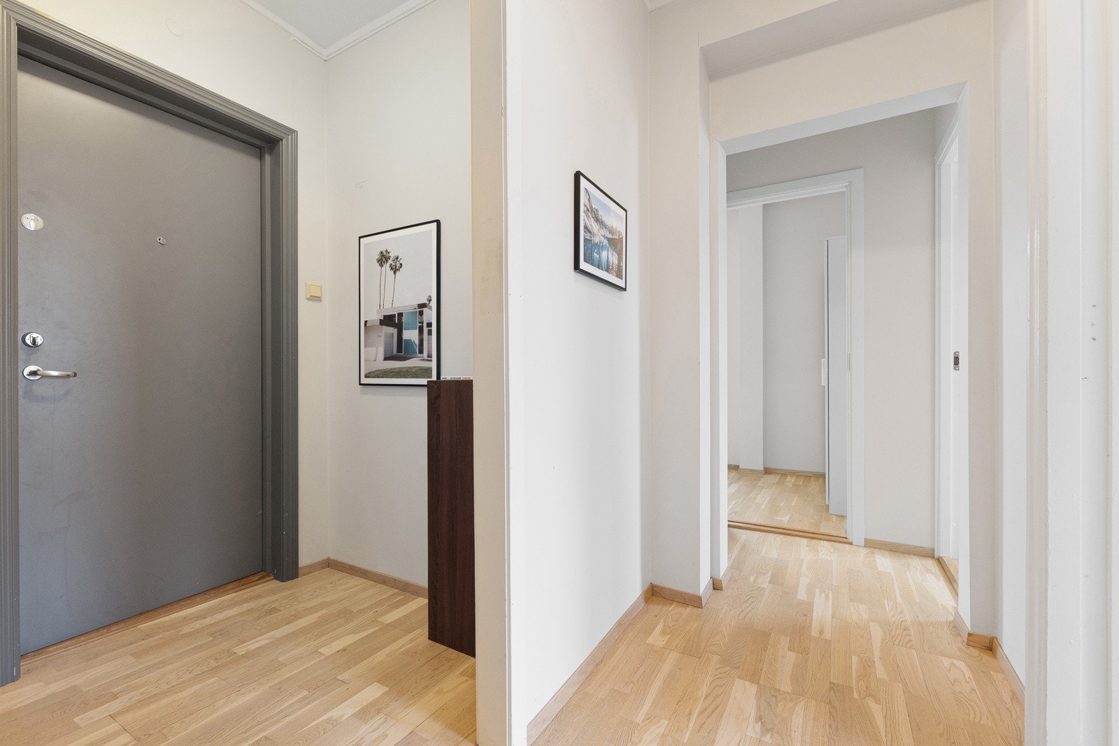 Entréen fremstår lys og romslig, med god plass til garderobeskap og andre oppbevaringsløsninger Galleribilde