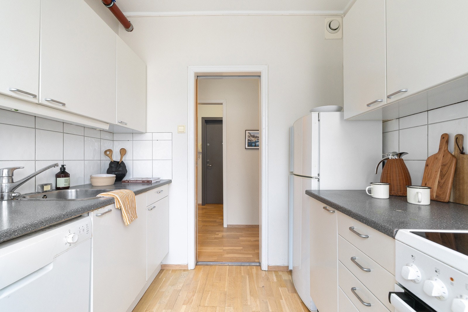 Innredning med omluftfunksjon/kullfilter i kombinasjon med mekanisk avtrekk over stekesonen og opplegg for oppvaskmaskin, komfyr og kjøl/freseskap Galleribilde