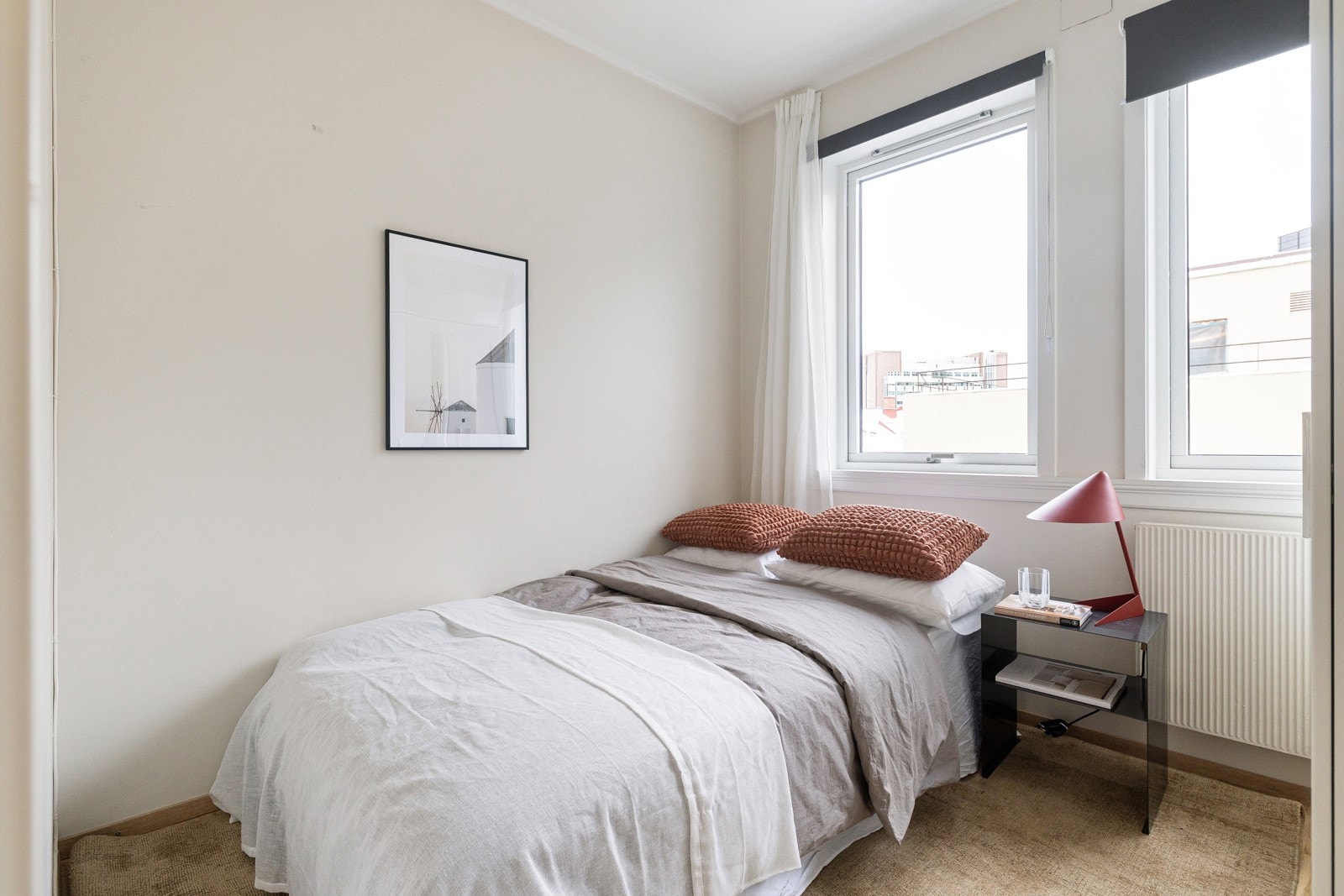 Leiligheten har to gode soverom. Begge soverom har i likhet med resten av leiligheten parkettgulv Galleribilde