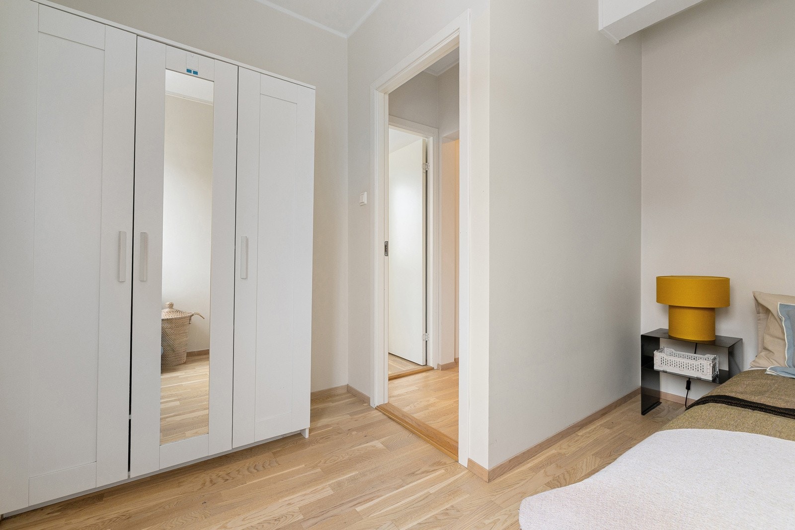 Hovedsoverommet har god plass til dobbeltseng. Begge rommene har garderobeskap Galleribilde