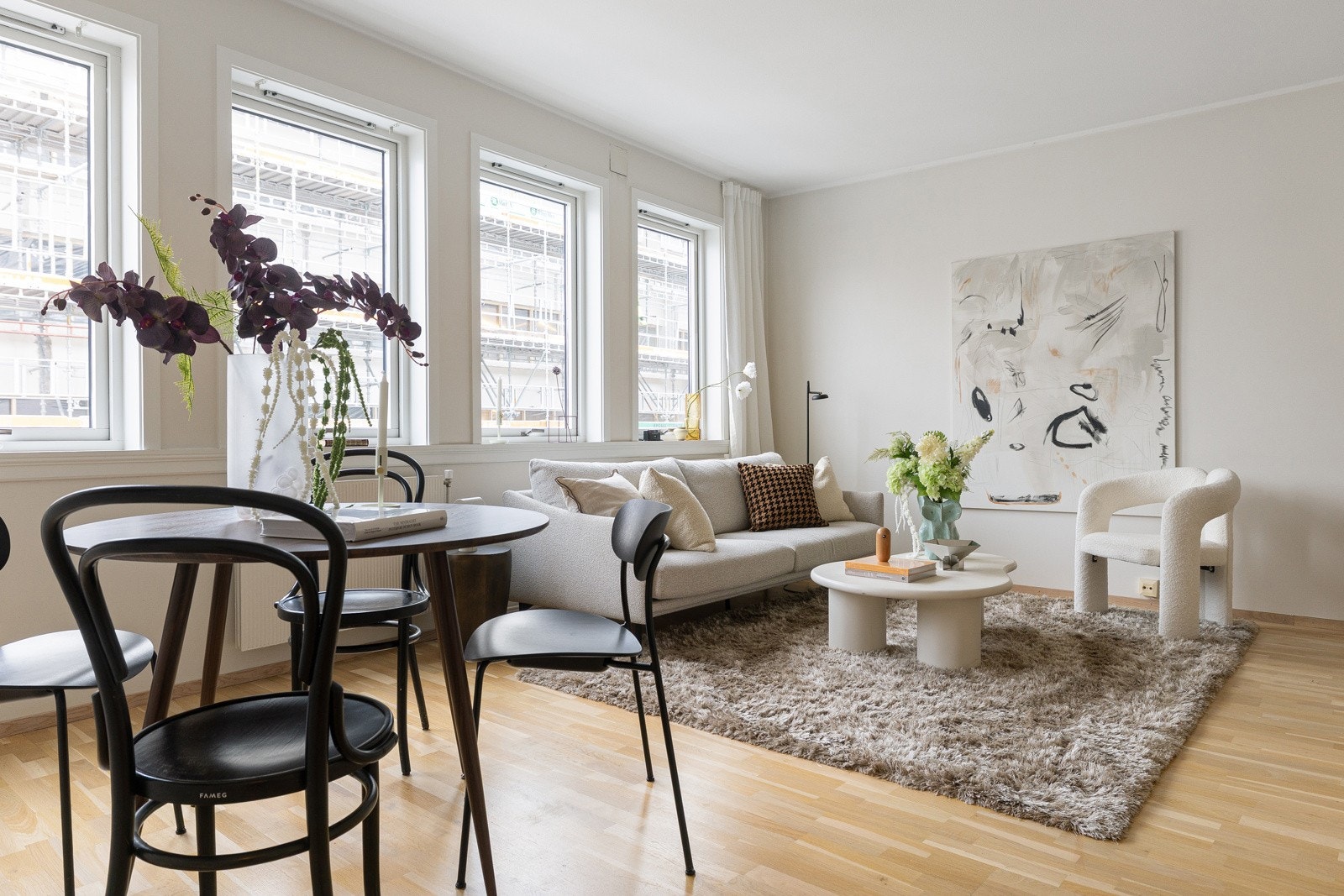 Romslig stue som skaper et sosialt oppholdsrom Galleribilde