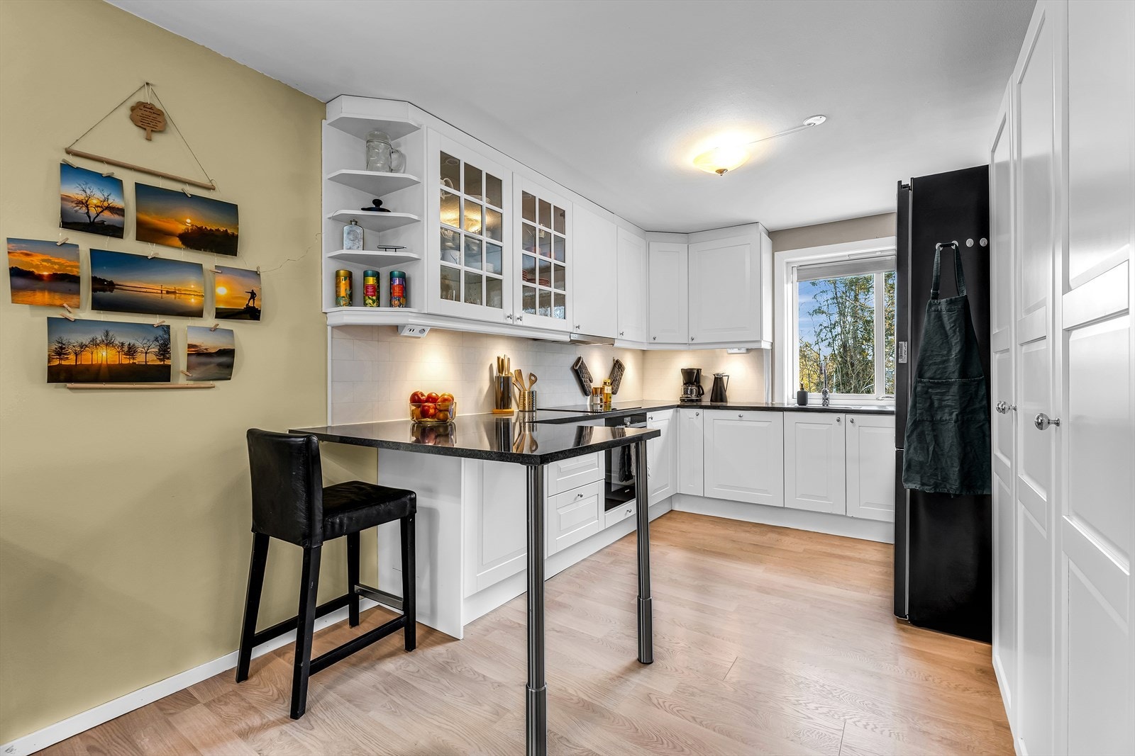 Kjøkkeninnredning med profilerte fronter fra 2015. Galleribilde