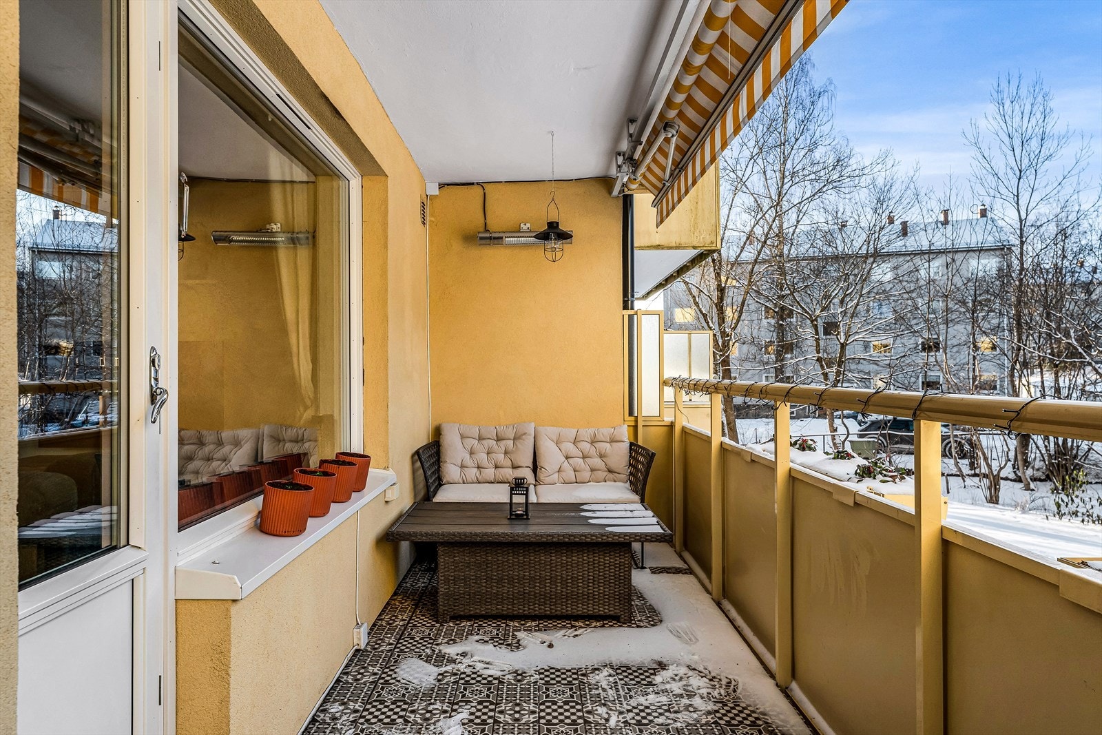 Fra stuen er det utgang til en stor balkong hvor du kan nyte solen fra ca kl 14 - 20.30 sommerstid. Uteplassen oppleves som skjermet og privat med svært lite innsyn. Galleribilde