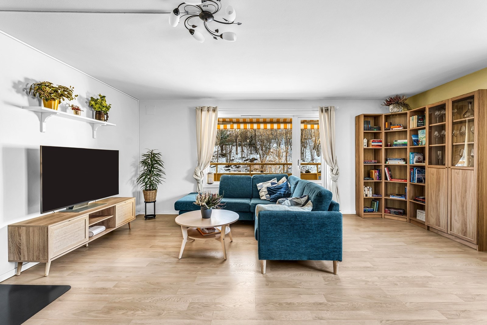 Utgang til balkong fra stuen. Galleribilde