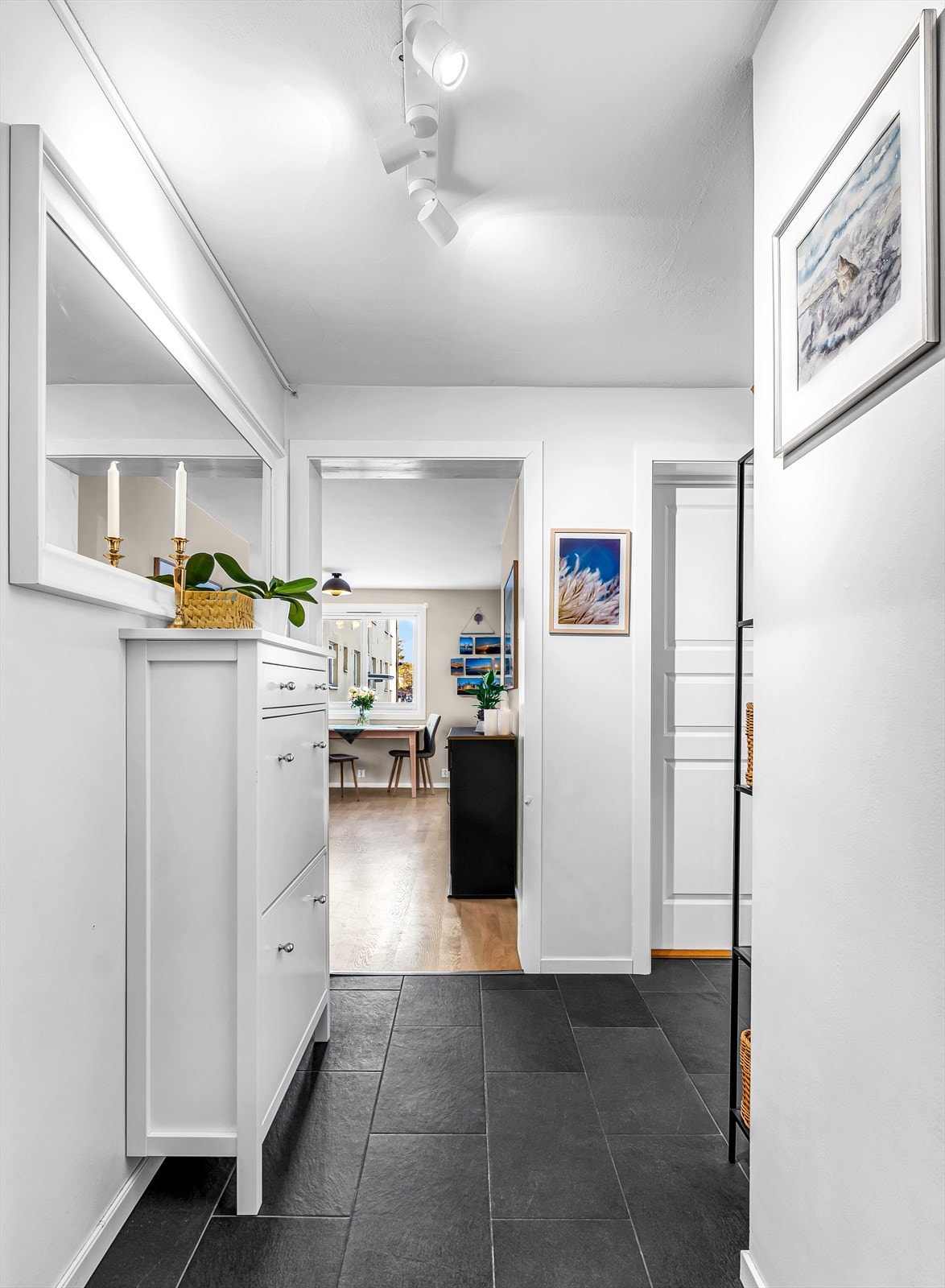 Flislagt gang med varmekabler. Her er det fint med plass til oppbevaring av yttertøy og sko. Galleribilde