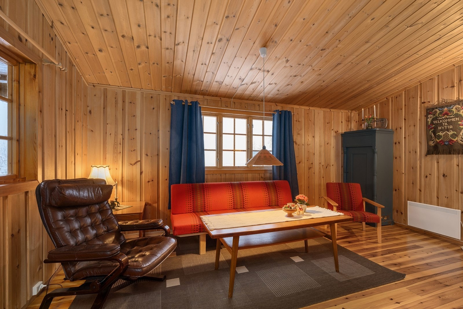 Tradisjonell standard med trepanel på vegger og i tak, som gir en klassisk hytteatmosfære. Galleribilde