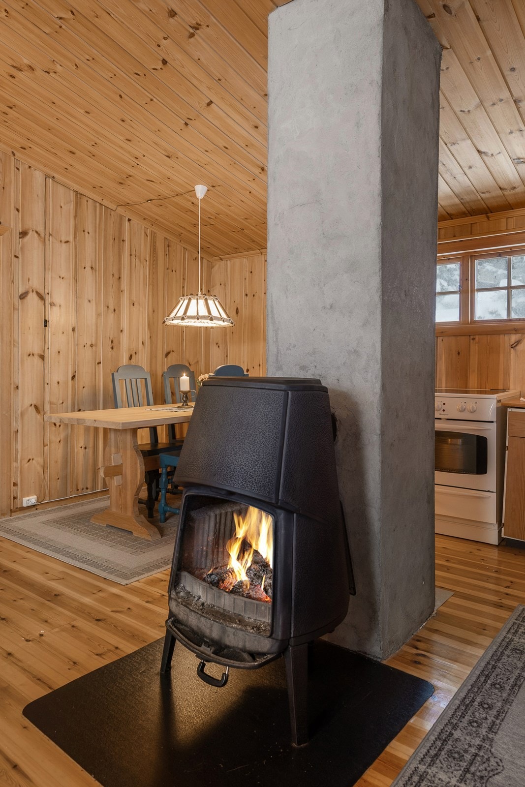 Ekstra god stemning med fyr i ovnen. Galleribilde