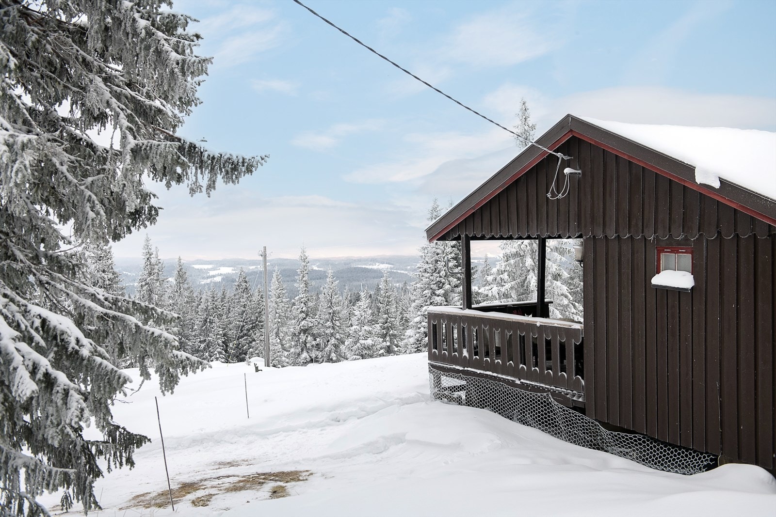 Hytta ligger fint plassert i terrenget med flott utsikt. Galleribilde