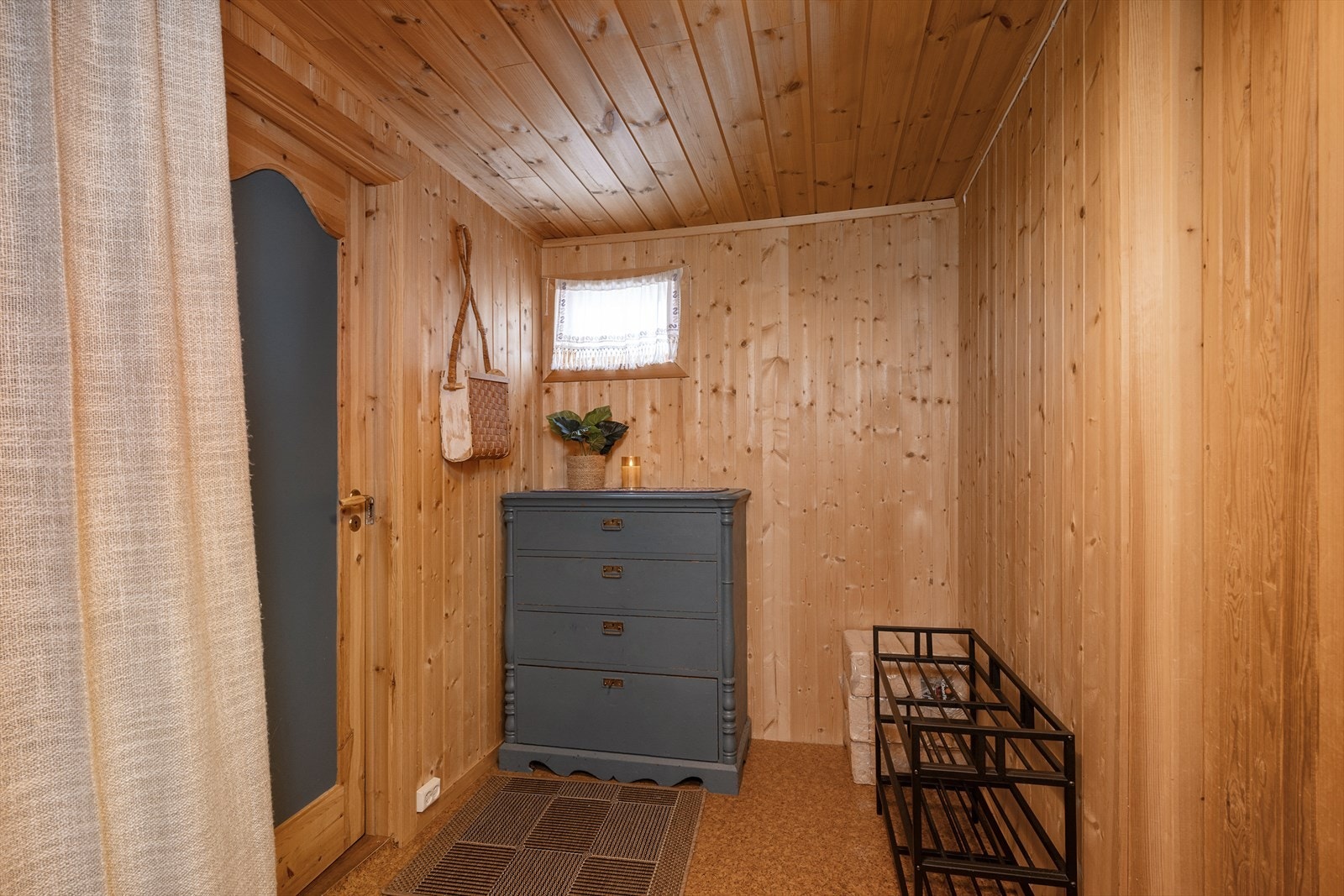 Hyttas entré har plass til oppbevaring av yttertøy og sko. Galleribilde