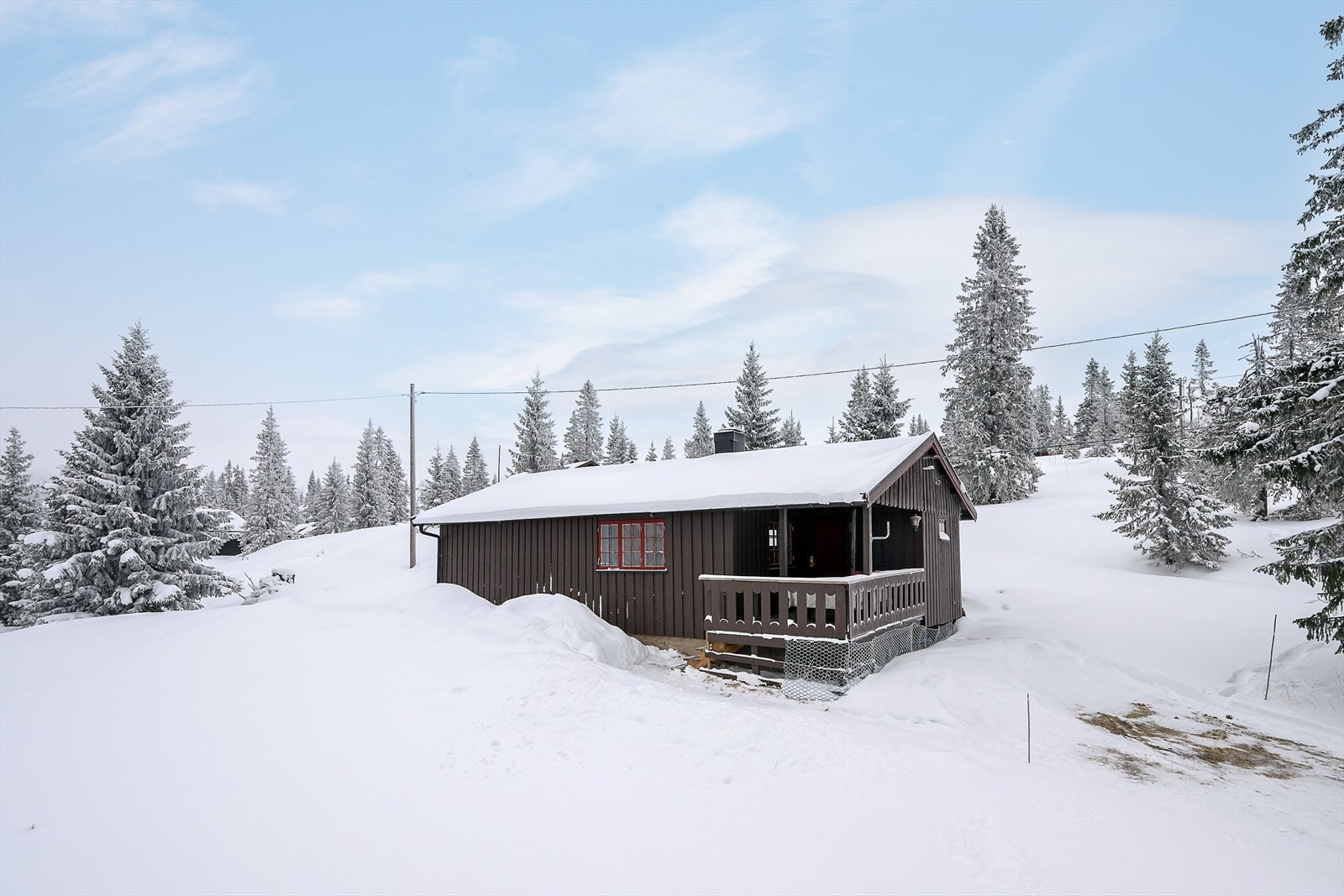 Velkommen til Sjusjøen-Pihl 383! Lun og skjermet uteplass på hytta, der utsikten kan nytes. Foto: Lars Marius Bækkevold. Galleribilde