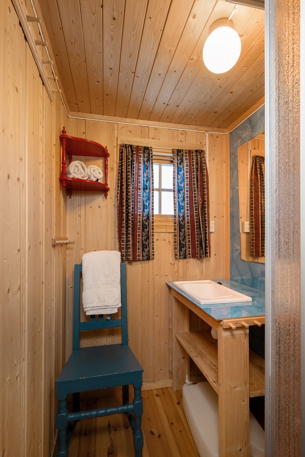 Hytta har ikke innlagt vann og avløp. Enkelt innredet sanitærrom. Galleribilde