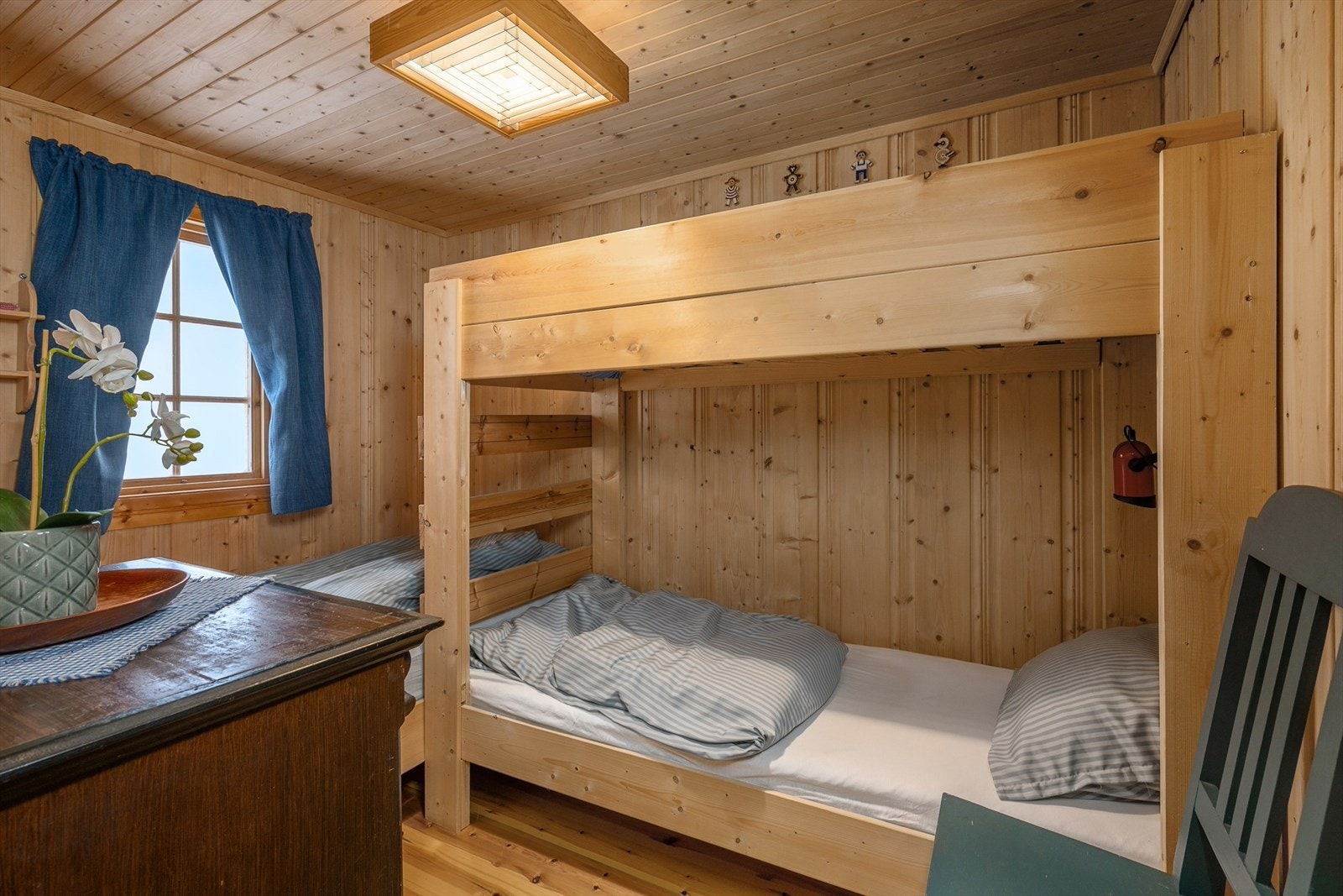 Soverommet er innredet med en plassbygd køyeseng. Plass til en enkel seng i tillegg. Galleribilde