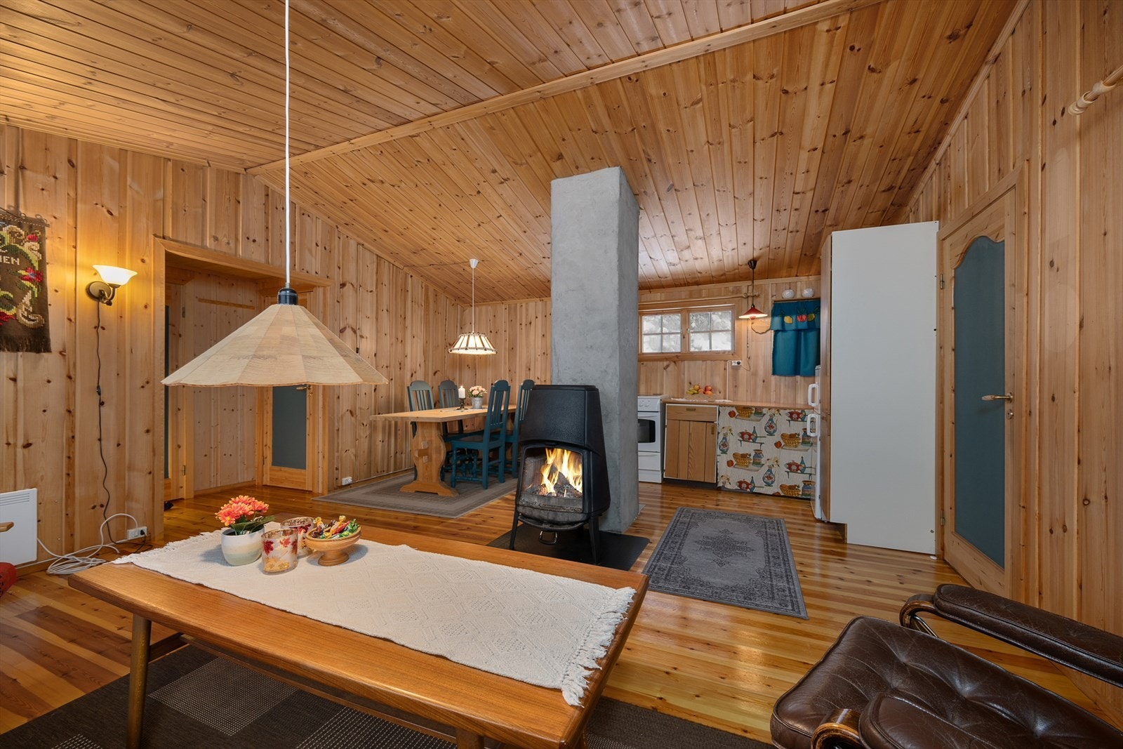 Stuen og kjøkkenet utgjør et åpent og sosialt allrom, med plass til både sofagruppe og spisebord. Galleribilde