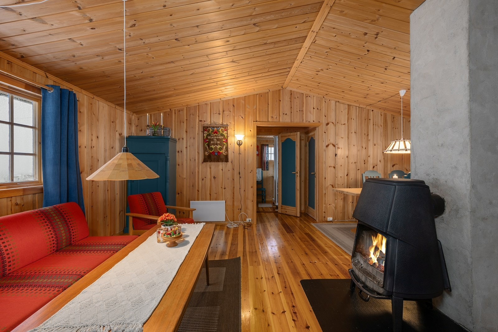 Vedovnen er sentralt plassert i oppholdsrommet gir god varme i den kalde årstiden. Galleribilde