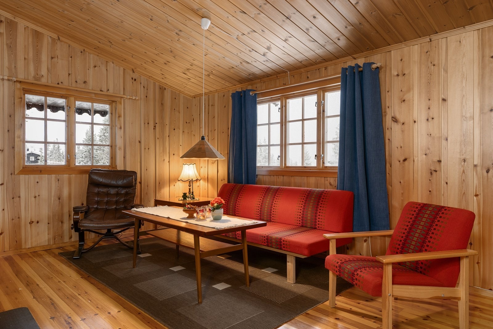 Vindusflatene i stuen slipper inn godt med dagslys i rommet. Galleribilde