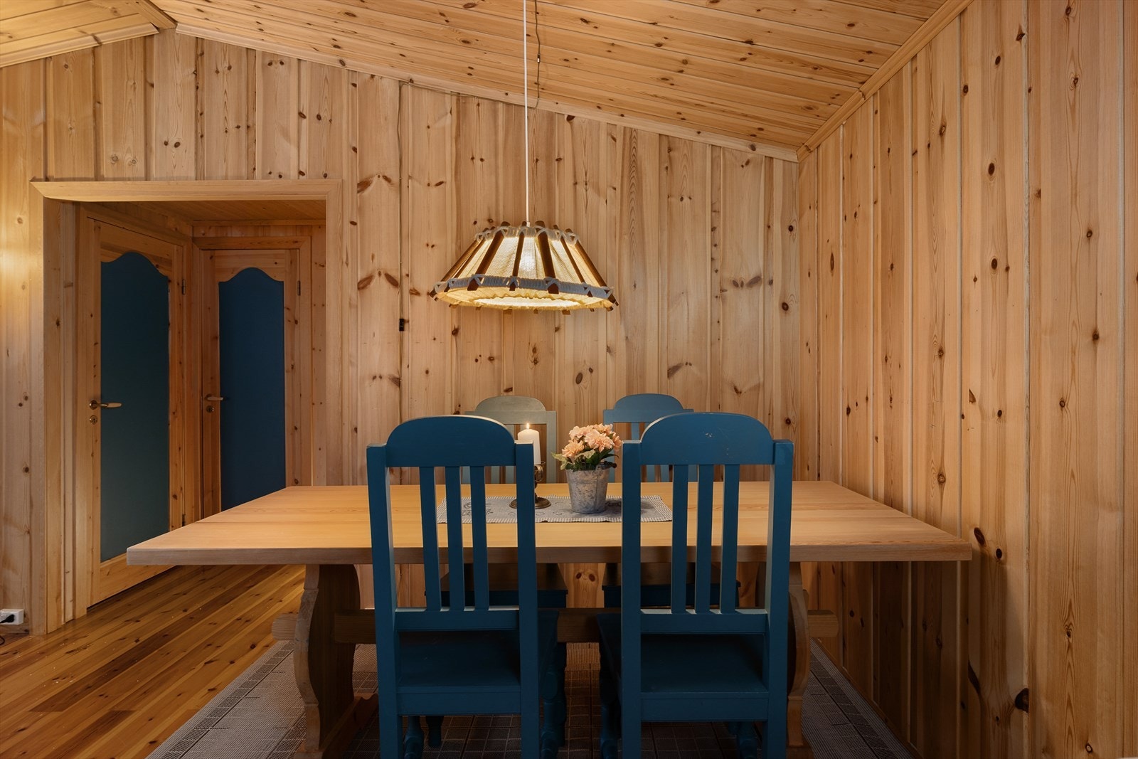 Spisebordet er et naturlig samlingspunkt. Alltid hyggelig å samles til felles måltider på hytta. Galleribilde