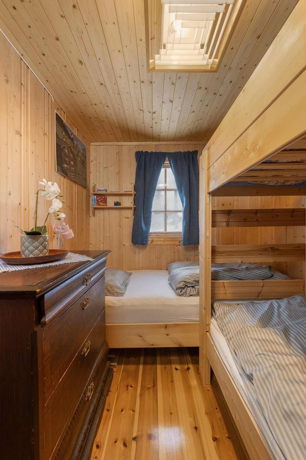 Rommet har også plass til en kommode for ekstra oppbevaring. Galleribilde