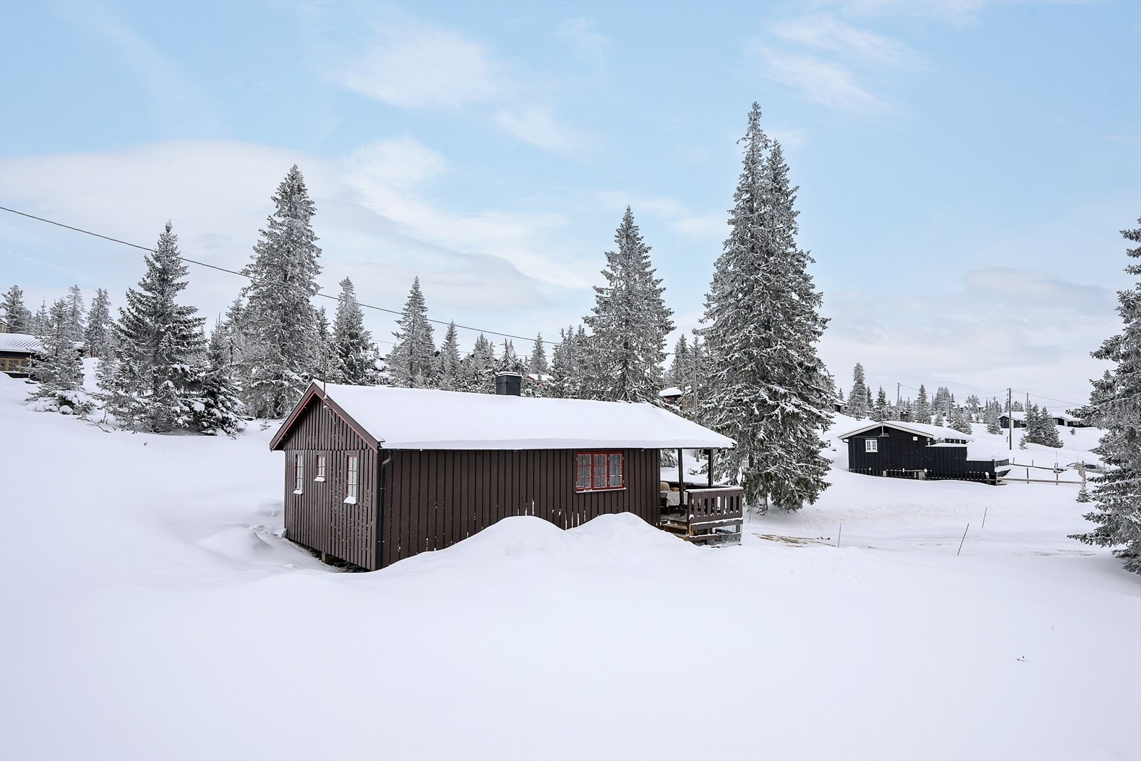 Eiendommen ligger i et etablert og populært hytteområde på Sjusjøen. Galleribilde