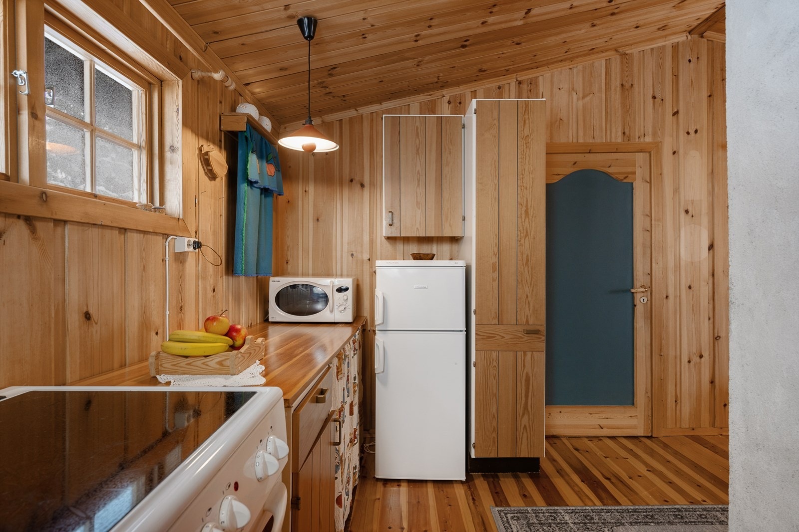 Høyskap på kjøkkenet for god oppbevaring. Plass til kjøleskap og komfyr. Galleribilde