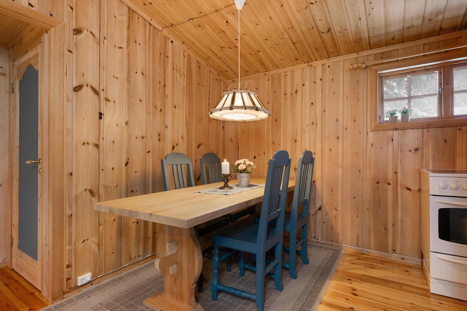 I tilknytning til kjøkkenet er det god plass rundt et langbord. Galleribilde