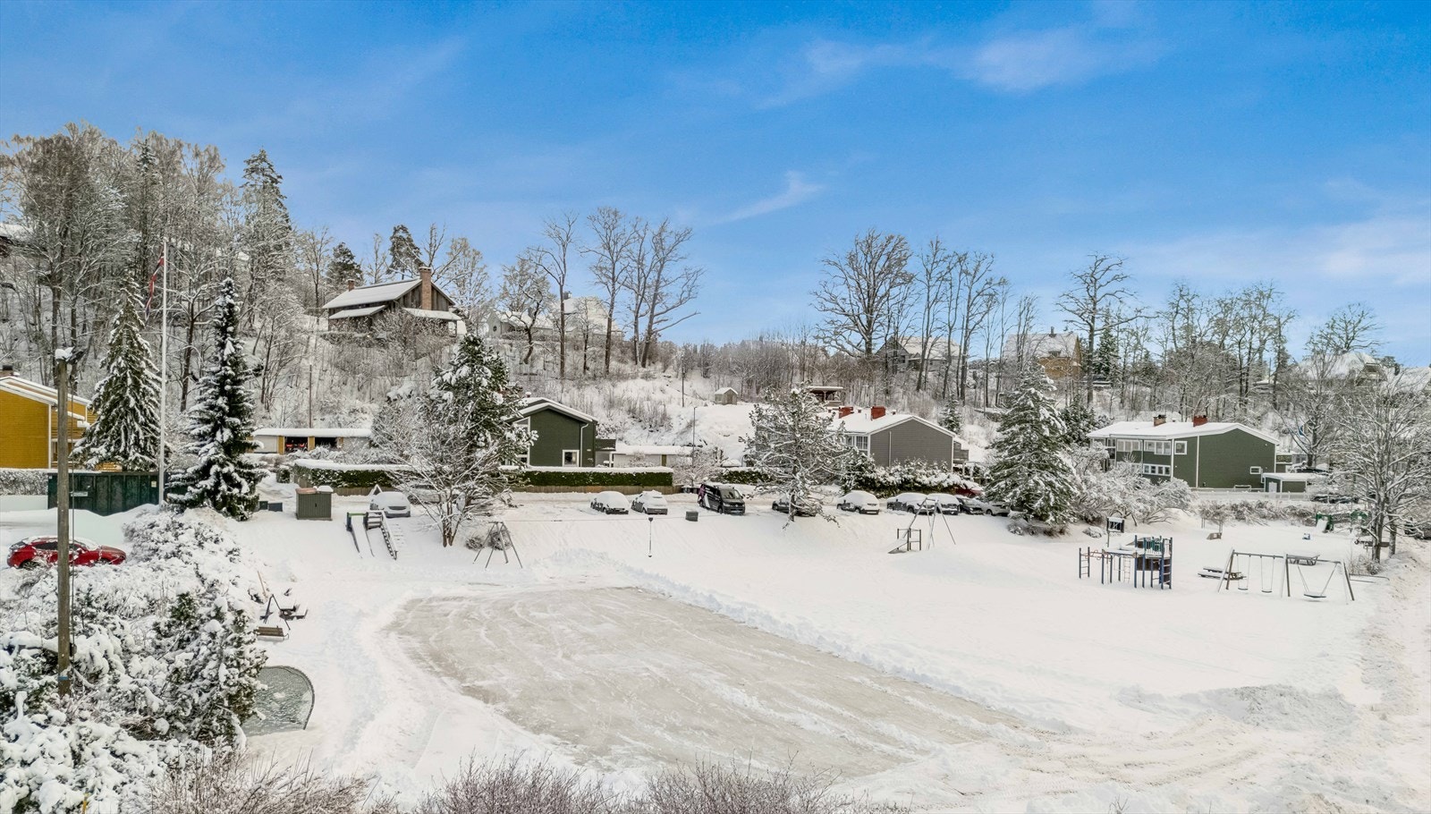 Området scorer spesielt høyt på godt naboskap, familievennlighet, trygghet, vedlikeholdte veier og hager, samt kvaliteten på skoler og barnehager. Galleribilde