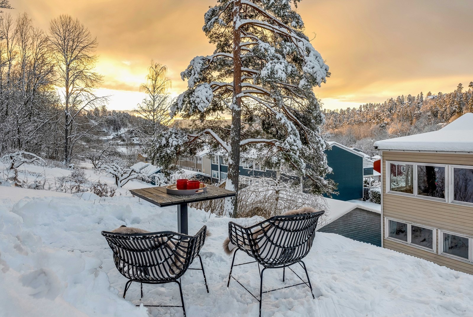 Svært gode solforhold og korte avstander til skole, barnehage, kollektivtransport, sjøen og marka. Galleribilde