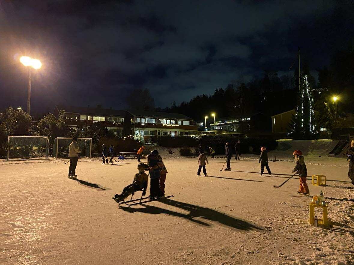 Skøytebane på Engerjordet på vinterstid. Her kan ungene være ute med aktiviteter året rundt. Galleribilde