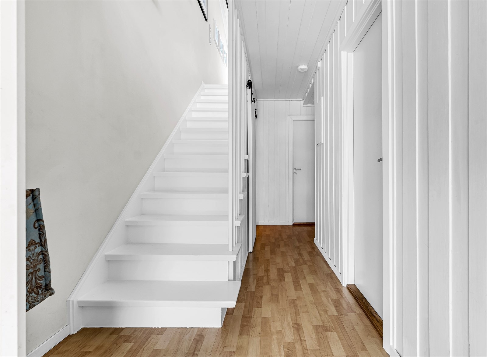Trapperom ned til 1. etg. Her finner man 3 soverom, gang og bad. Galleribilde