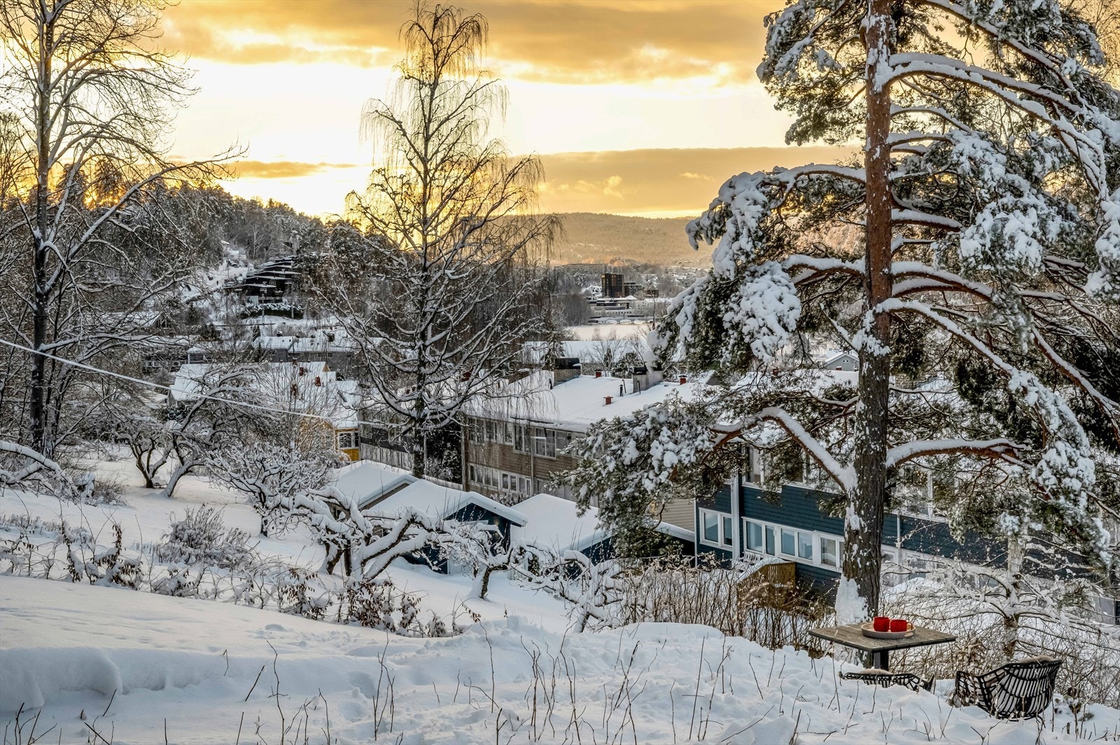 Utsikt fra hage på baksiden av huset. Masse potensiale her til å f.eks lage platting eller lignende. Galleribilde