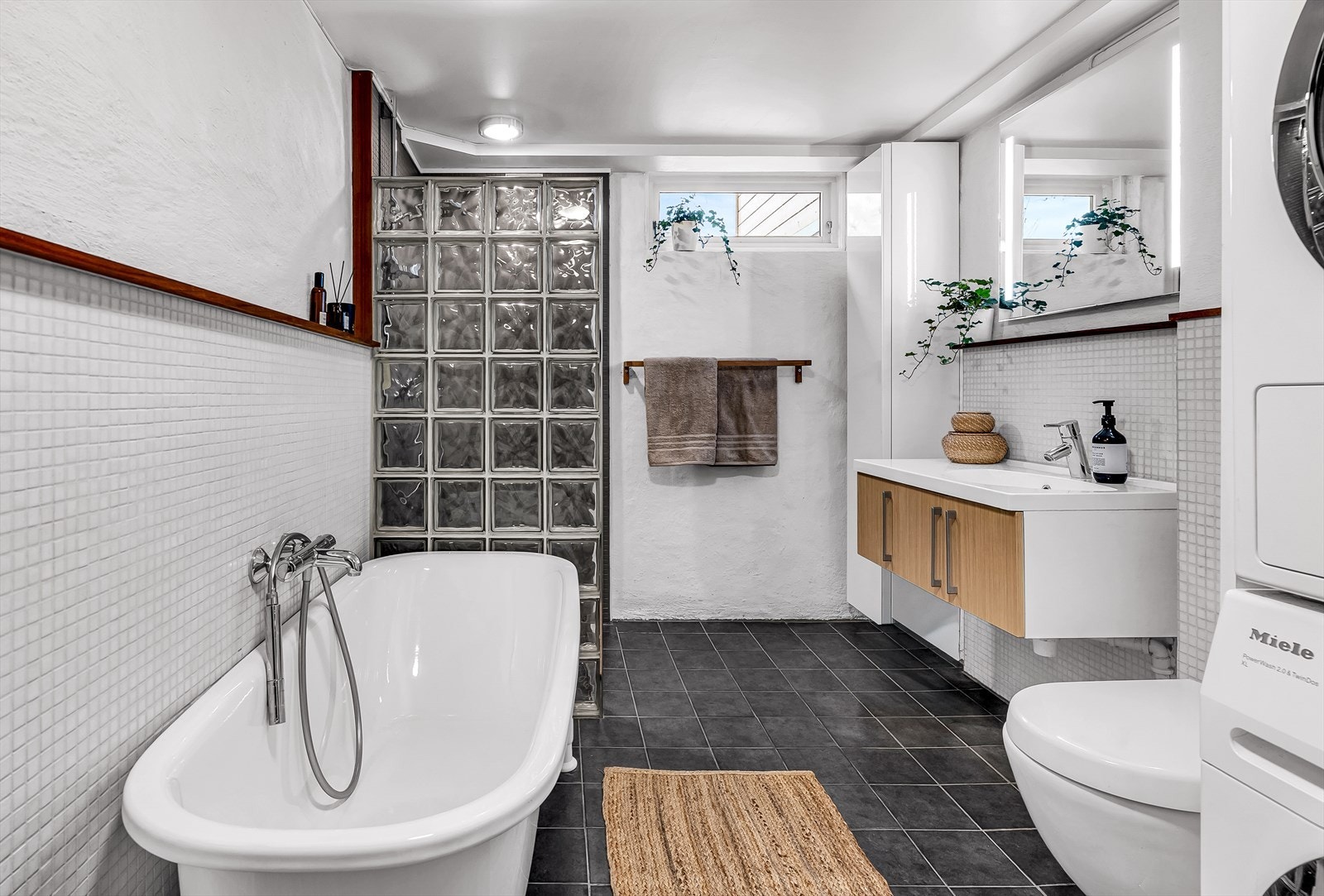 Bad/vaskerom i kjeller. Perrfekt å ha eksta bad for storfamilien. Her er det opplegg for vaskemaskin. Galleribilde