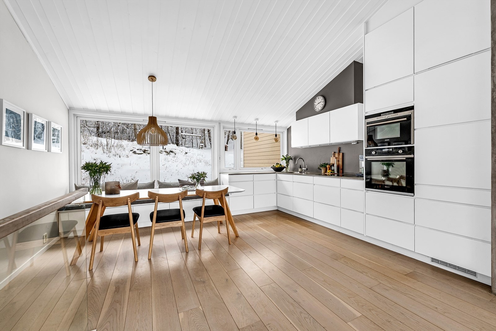 Kjøkkenet ligger i åpen løsning mot stuen, med moderne innredning fra Kvik (2015) Galleribilde