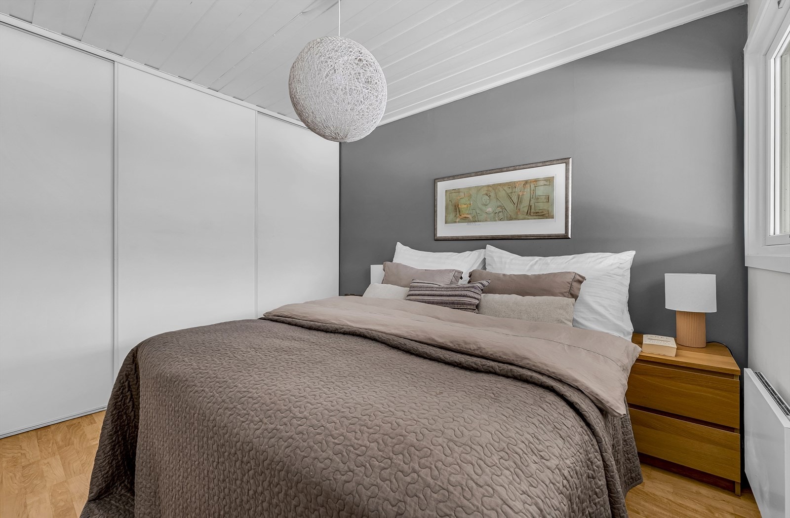 Her finner du tre soverom; et stort hovedsoverom med plass til dobbeltseng og garderobe, samt to gode rom som passer perfekt som barne-, gjeste- eller kontorrom. Galleribilde