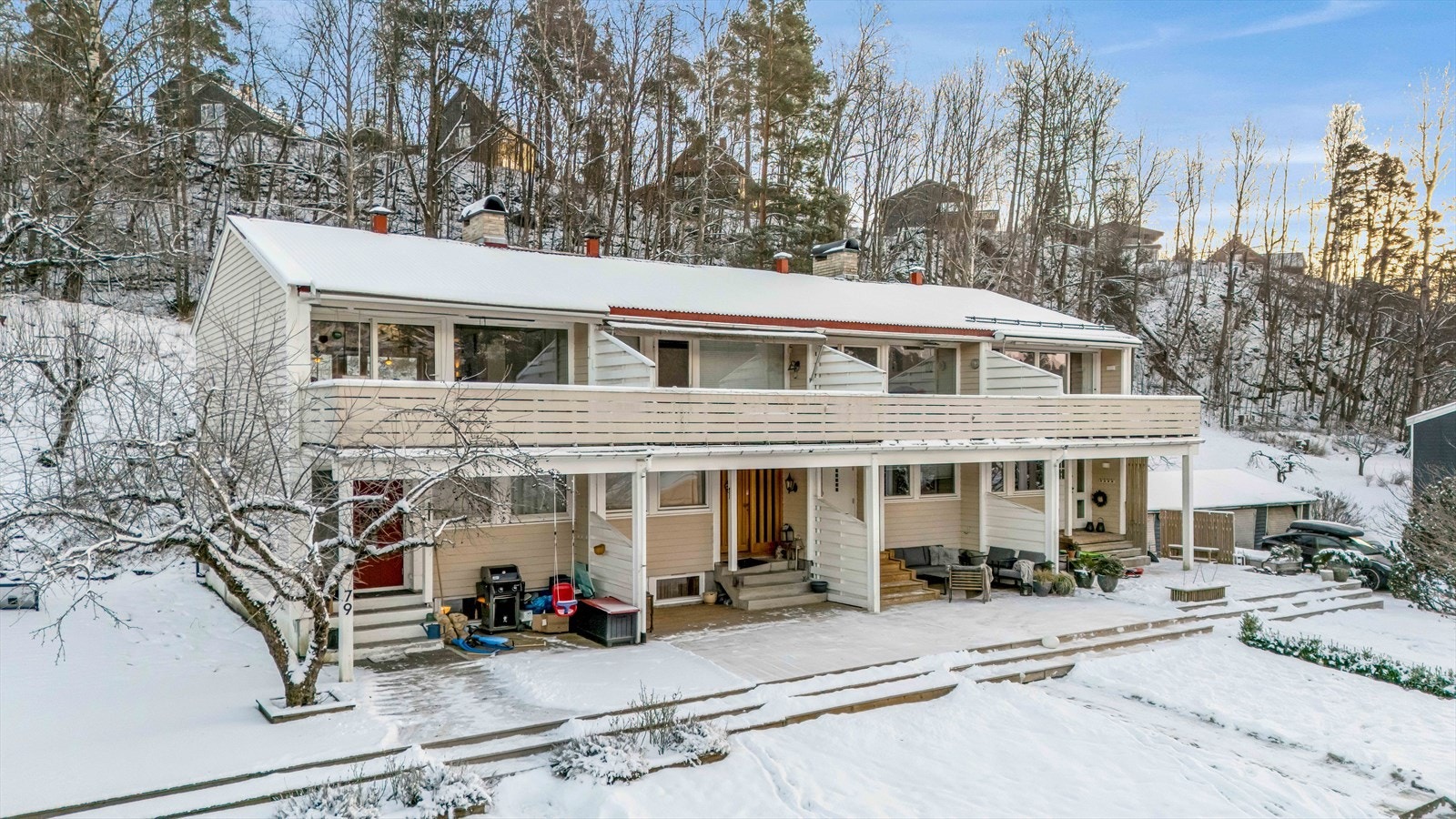 Rekkehuset ligger høyt og fritt innerst i en rolig blindgate på Blommenholm, med luftig utsikt, ingen innsyn og et grønt naturområde bak huset hvor det jevnlig observeres rådyr. Galleribilde