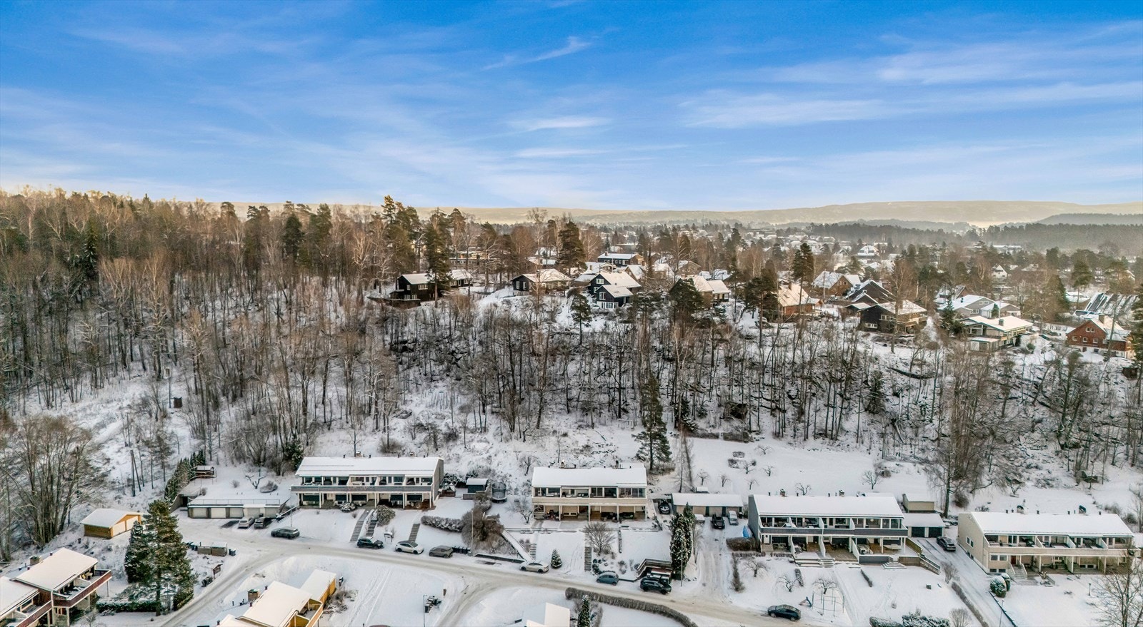 Rekkehuset har en familievennlig planløsning over tre etasjer, med soverommene samlet i 1. etasje, stue og kjøkken øverst mot lys og utsikt, og en fleksibel kjelleretasje som kan brukes som ungdomsdel, TV-stue eller gjestedel. Galleribilde