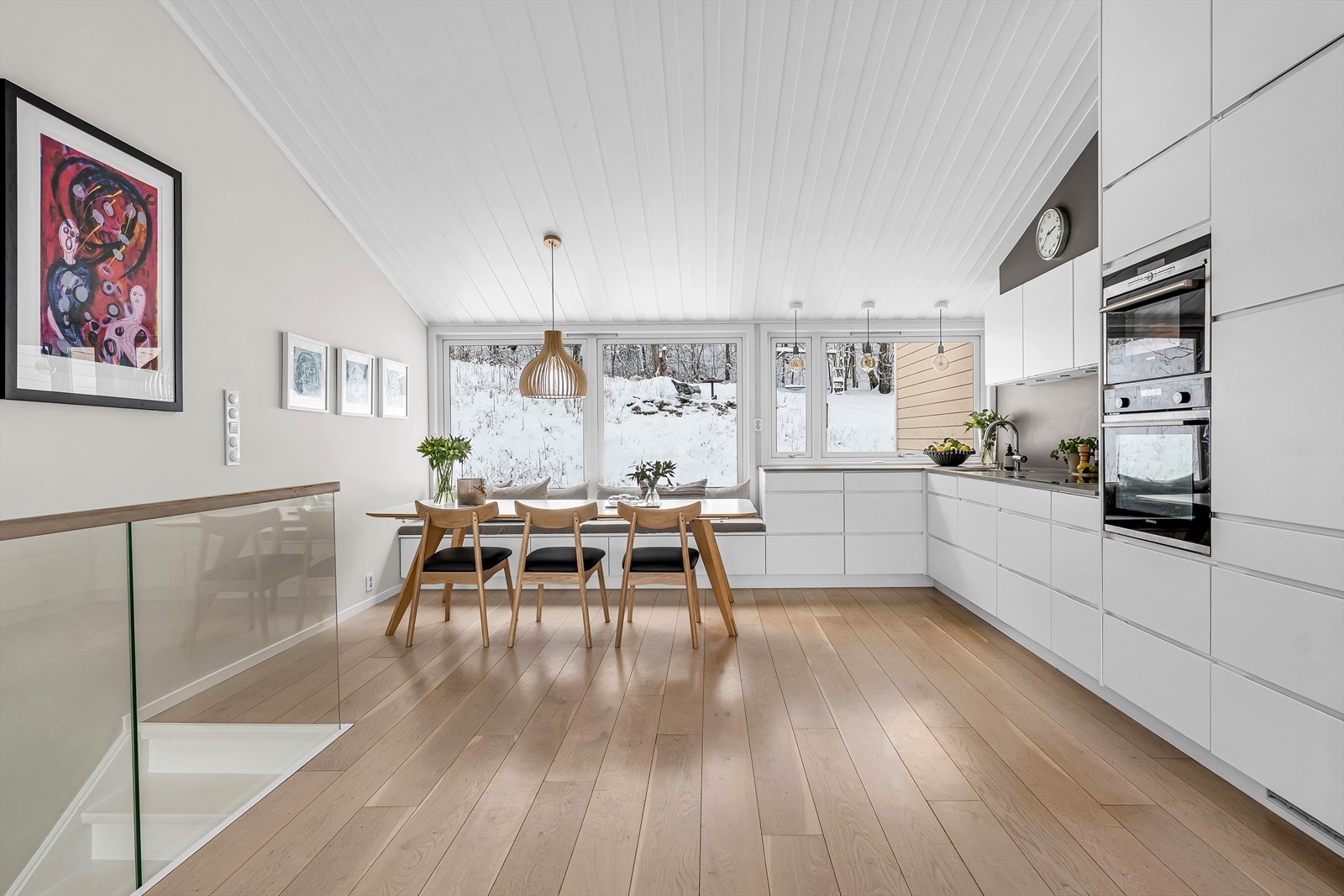 Løsningen gir god kontakt mellom de ulike sonene; her kan middagen forberedes mens barna gjør lekser eller venner samles til hyggelige måltider. Galleribilde