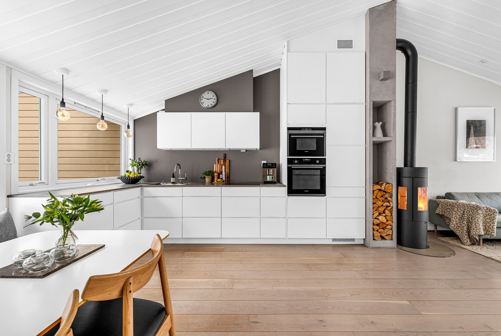 Familievennlig rekkehus i et av Norges beste nabolag! Trygge og rolige omgivelser. Inkluderende bomiljø. Solrikt! Galleribilde