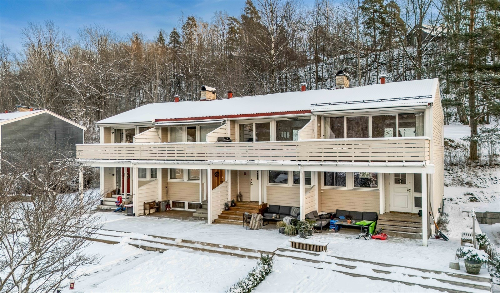 Her får du en lys og praktisk familiebolig med stor takhøyde i oppholdsrommene. Galleribilde
