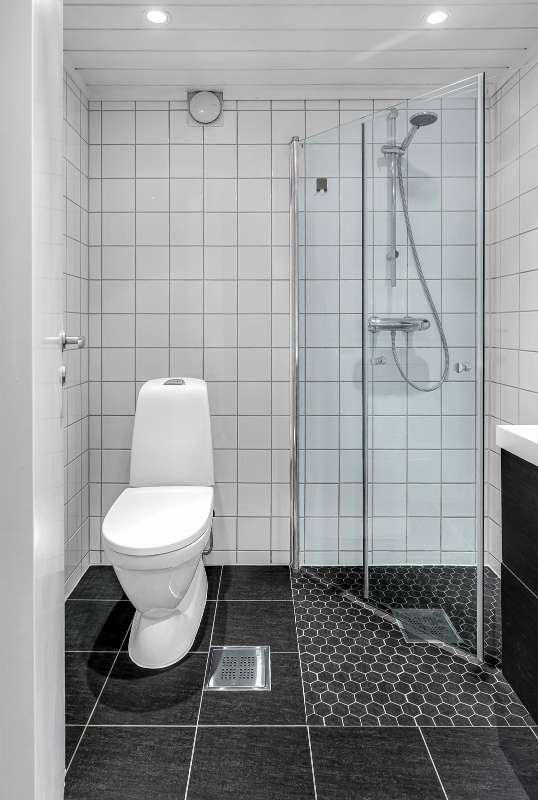 Dusjsone med fellbare dusjdører i glass. Galleribilde