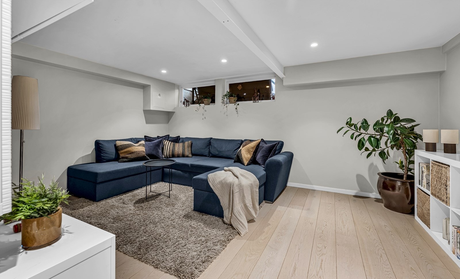 Anvendelig kjellerstue, perfekt enten som ungdomsavdeling eller gjesteavdeling. Rommet er ikke bruksendret fra tilleggsdel til hoveddel, og derav ikke godkjent for varig opphold. Galleribilde