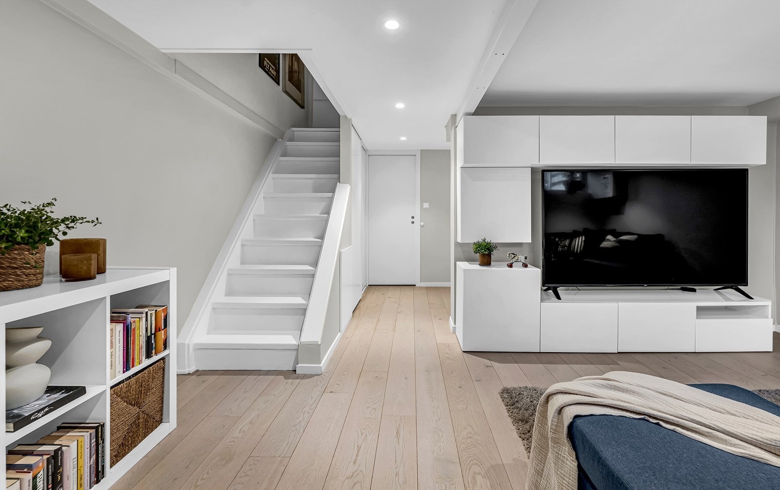 Kjelleretasjen er innredet med kjellerstue med flere bruksmuligheter. Rommet er opprinnelig bygget som disponibelt rom, og er ikke godkjent for varig opphold. Galleribilde