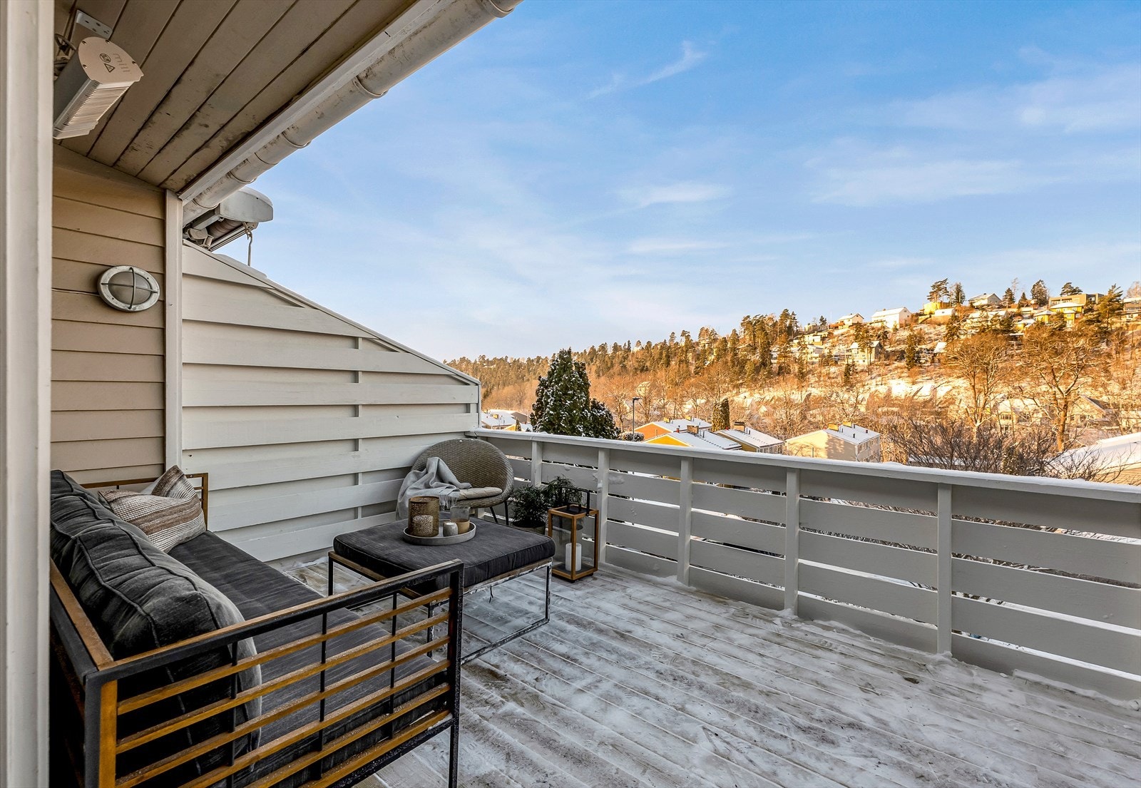 Hyggelig utsyn og gode solforhold. En plass man virkelig kan slappe av etter en lang arbeidsdag. Galleribilde