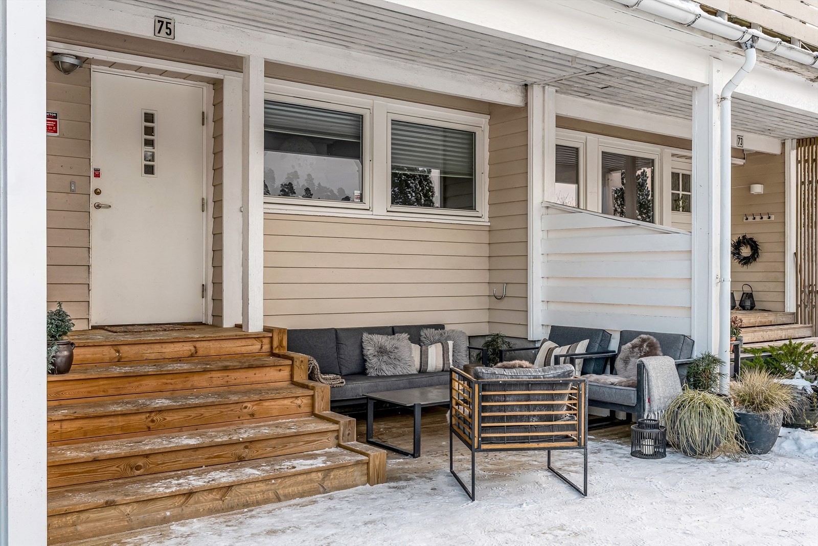 Boligens inngangsparti. Romslig terrassedekke, med god plass til både sittegruppe og loungegruppe. Her kan man følge solnedgangen. Galleribilde